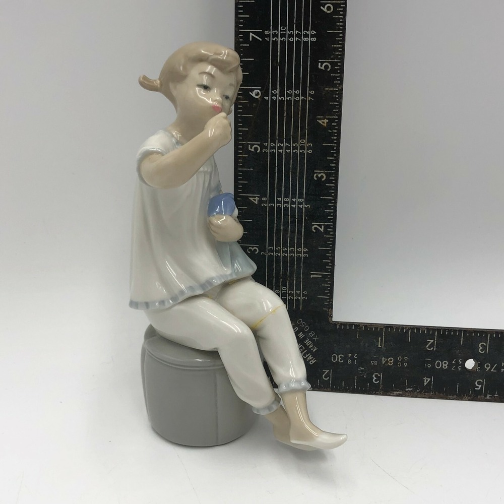 Lladro Figurine 1083 "GIRL WITH DOLL & LIPSTICK" NO Box Retired 1985 DEFECT - Picture 5 of 9
